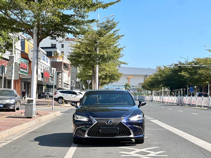 Фото 2 - Lexus ES