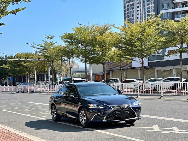 Фото 3 - Lexus ES