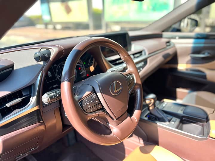 Фото 5 - Lexus ES