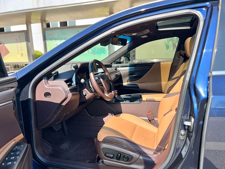 Фото 6 - Lexus ES