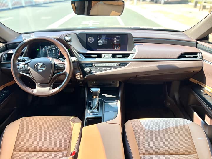 Фото 7 - Lexus ES