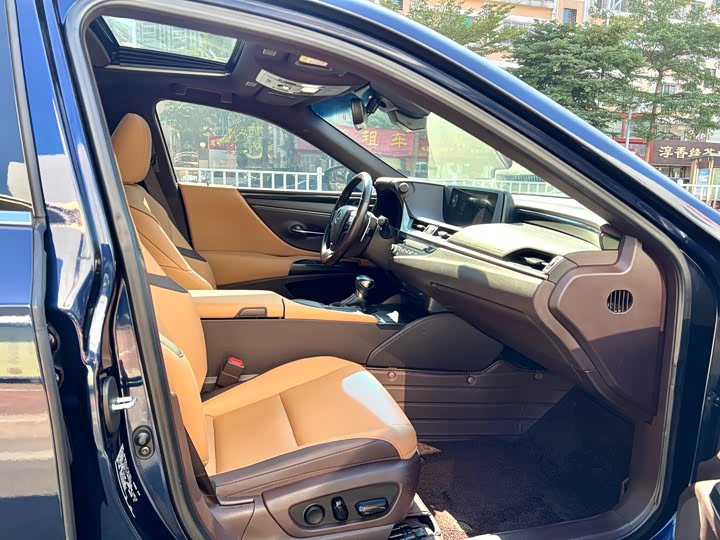 Фото 8 - Lexus ES