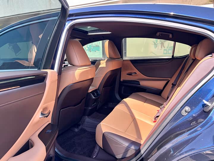 Фото 9 - Lexus ES