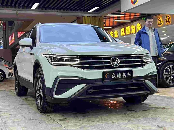 Фото 1 - Volkswagen Tiguan L Pro