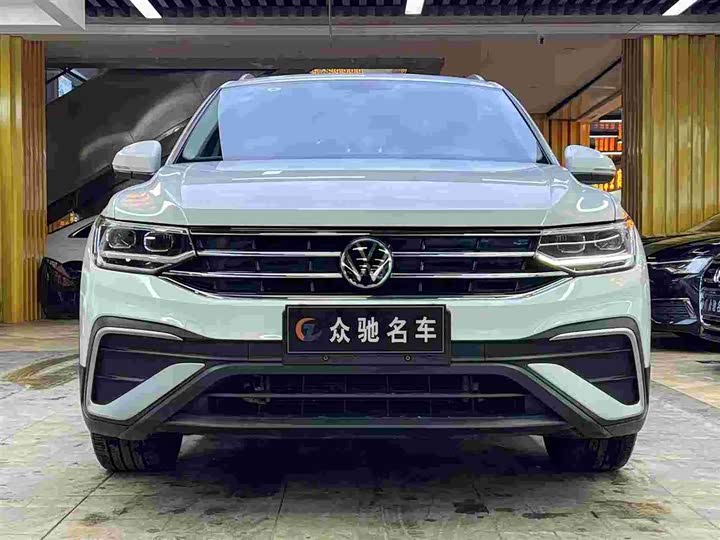 Фото 2 - Volkswagen Tiguan L Pro