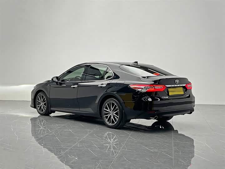 Фото 4 - Toyota Camry