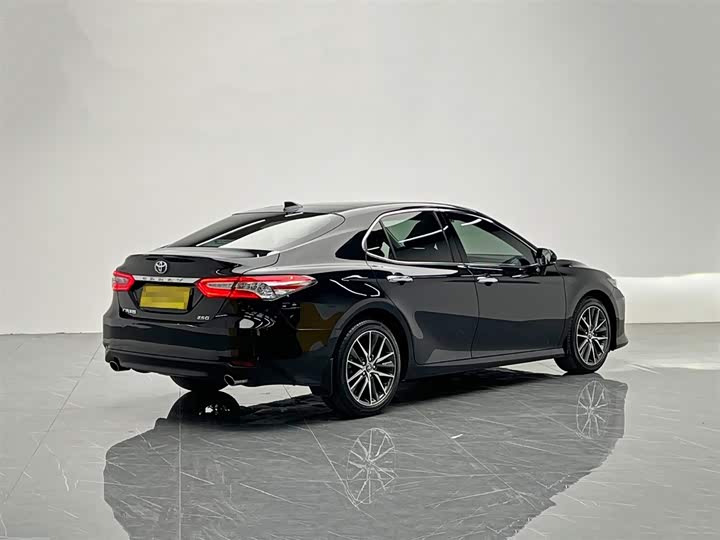 Фото 6 - Toyota Camry