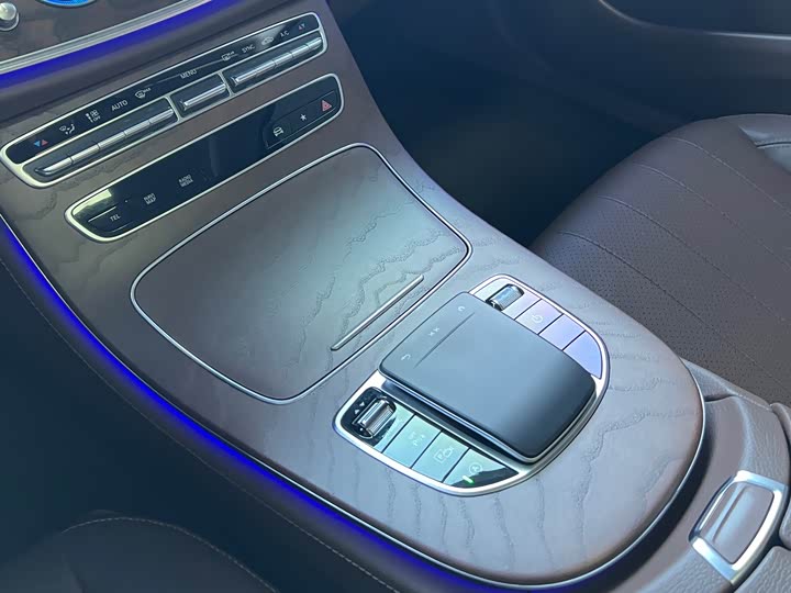 Фото 5 - Mercedes-Benz E-Class