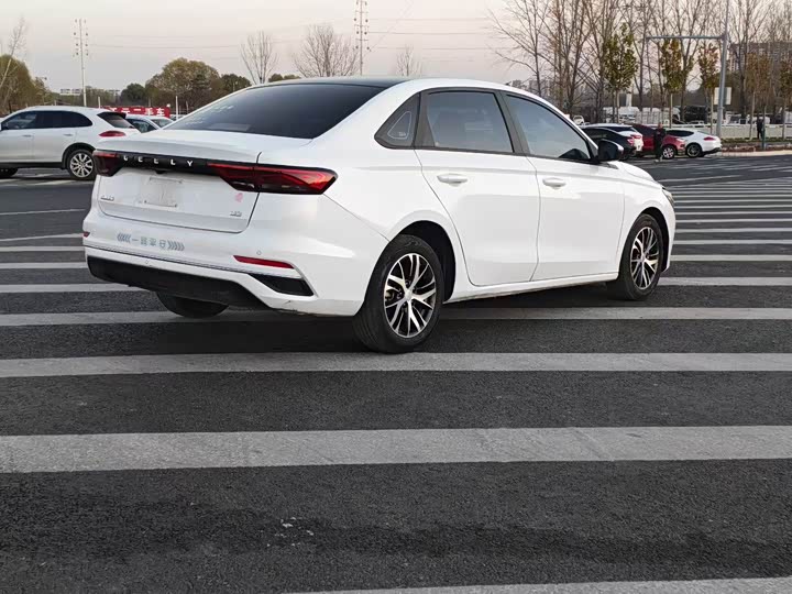 Фото 4 - Geely Emgrand