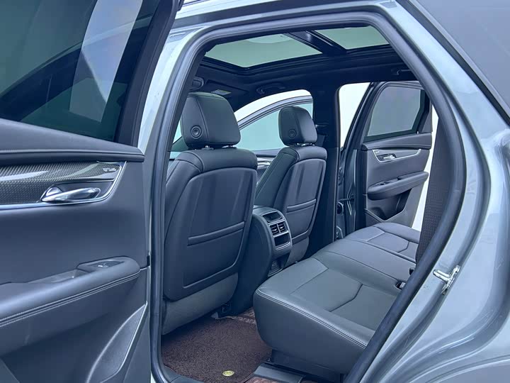 Фото 8 - Cadillac XT5