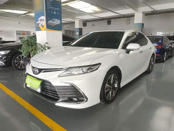 Фото 2 - Toyota Camry