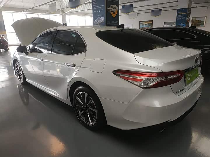 Фото 5 - Toyota Camry