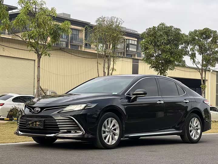 Фото 1 - Toyota Camry