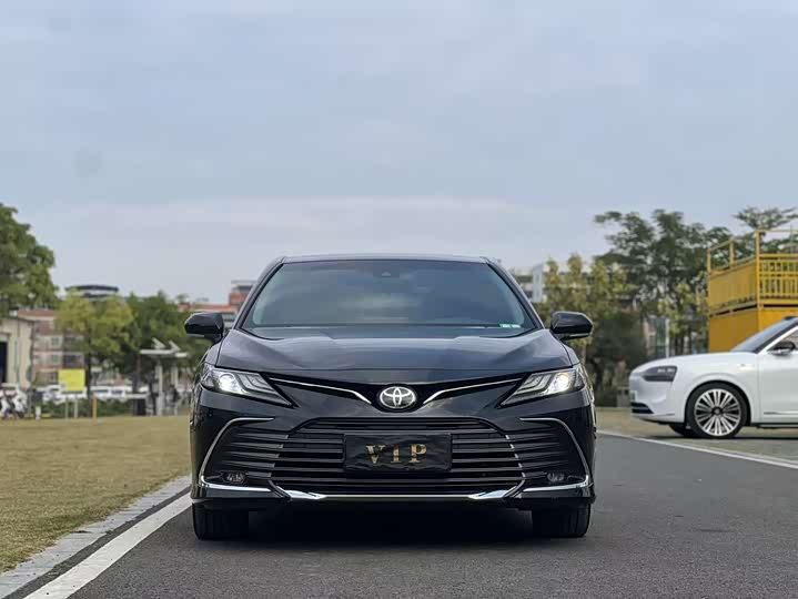 Фото 2 - Toyota Camry