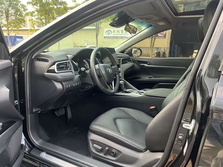 Фото 4 - Toyota Camry