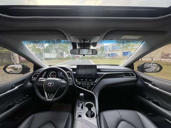 Фото 5 - Toyota Camry