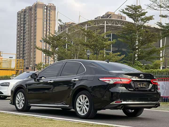 Фото 8 - Toyota Camry