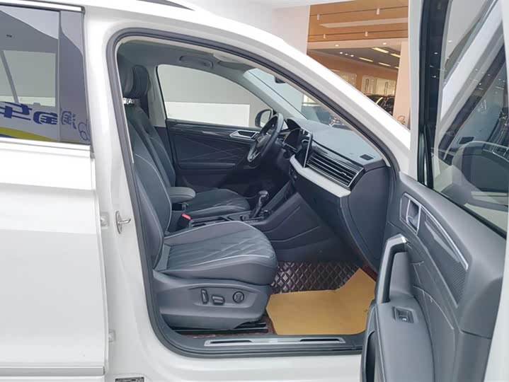 Фото 8 - Volkswagen Tiguan L Pro