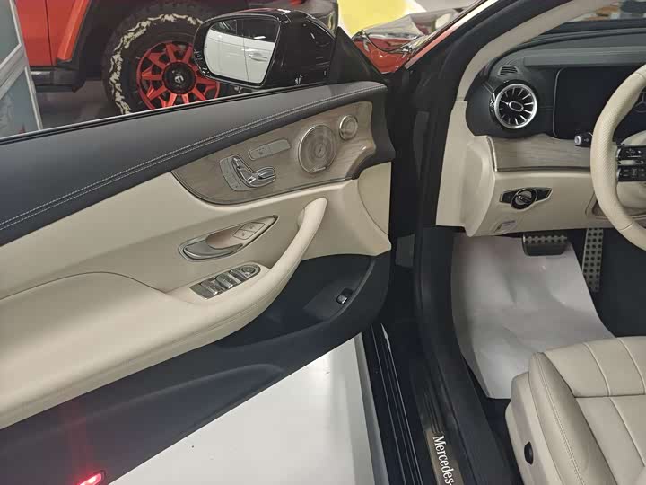 Фото 4 - Mercedes-Benz E-Class