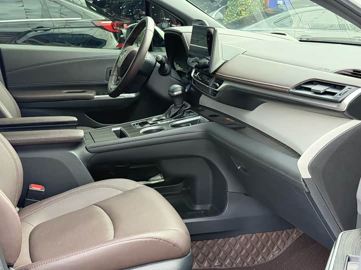 Фото 8 - Toyota Granvia