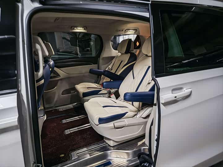 Фото 2 - Buick GL8 ES