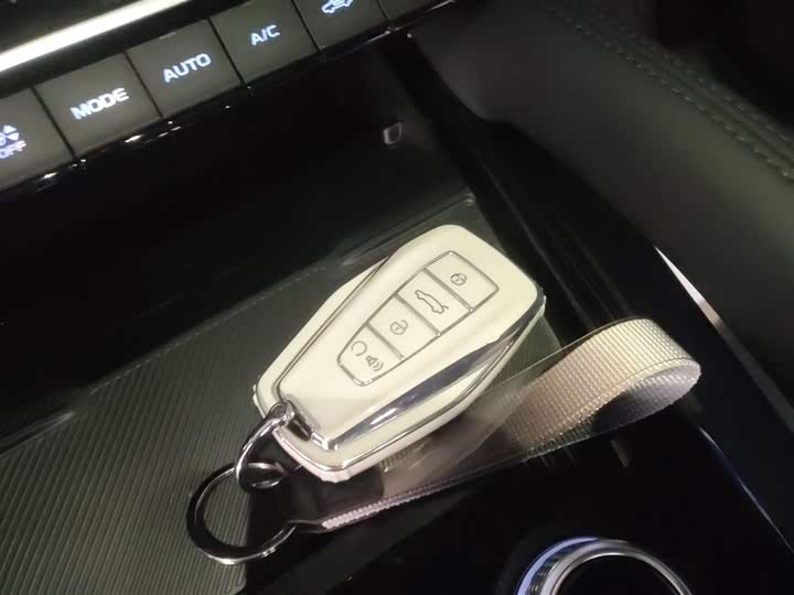 Фото 9 - Geely Monjaro