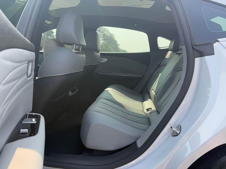 Фото 5 - Geely Galaxy E8