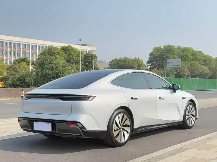 Фото 8 - Geely Galaxy E8