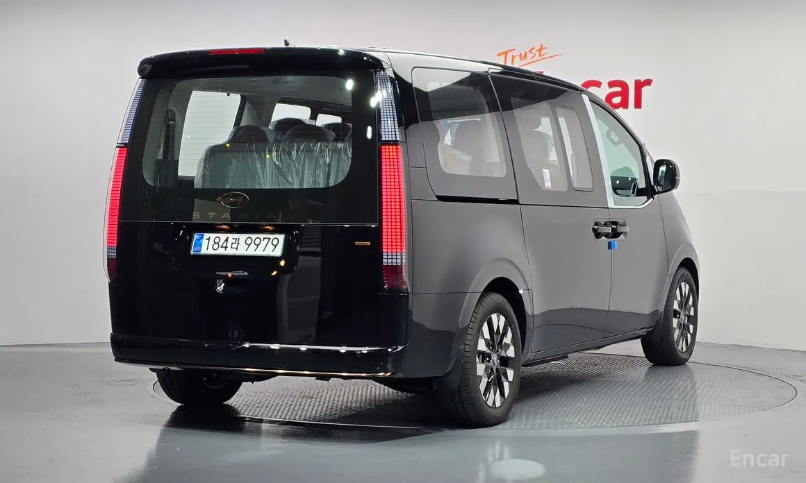 Фото 2 - Hyundai Staria