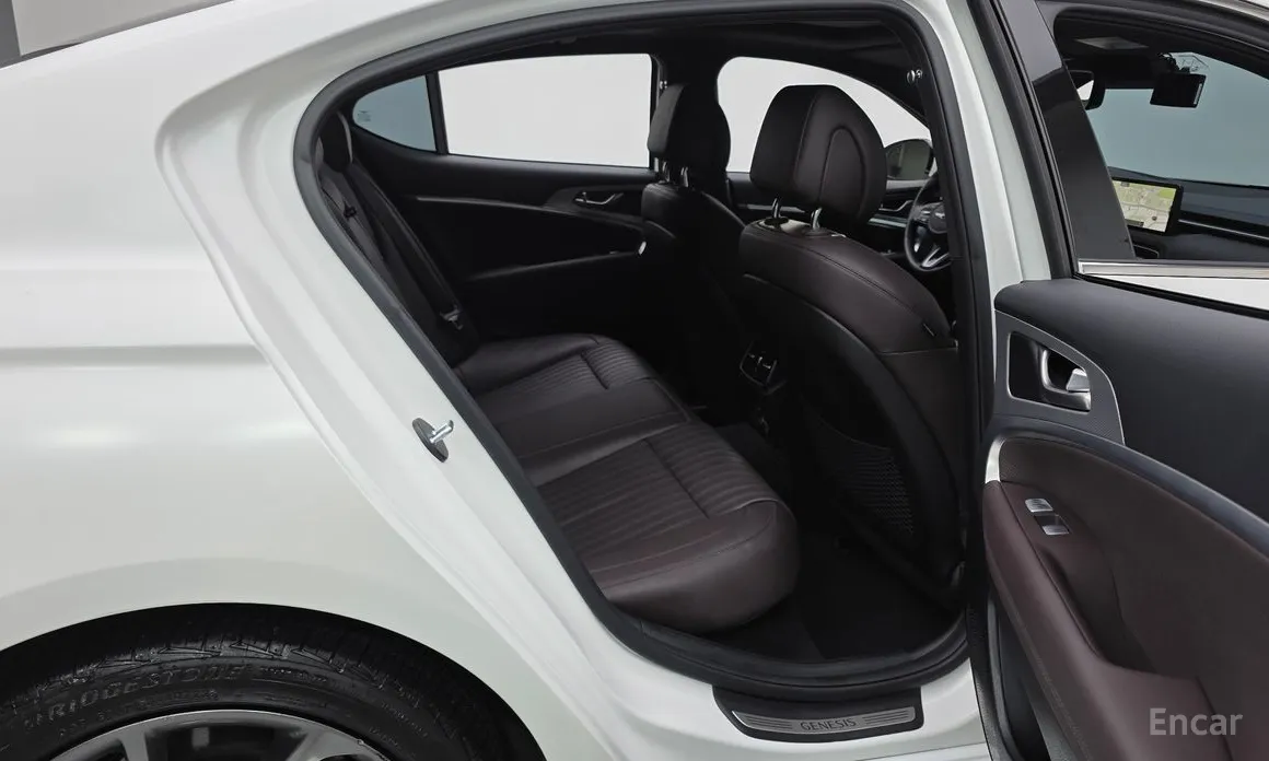 Фото 12 - Genesis G70