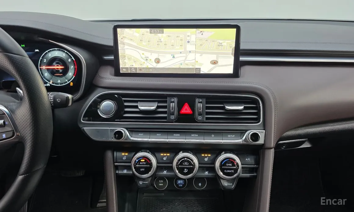 Фото 15 - Genesis G70