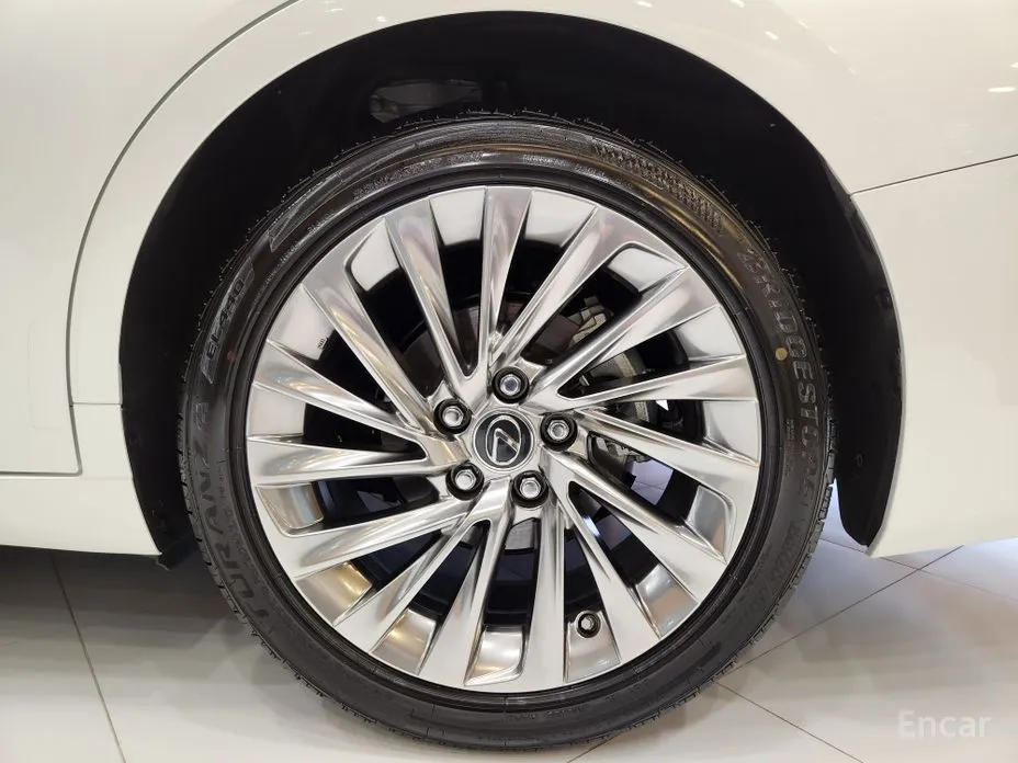 Фото 6 - Lexus ES