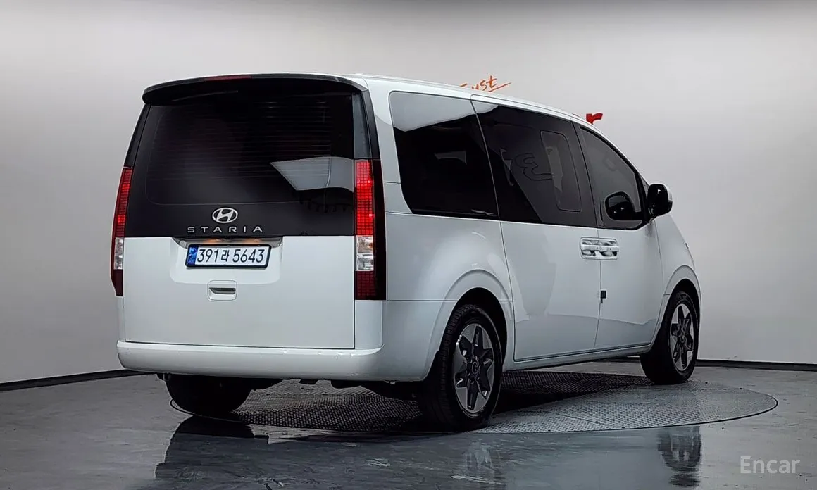 Фото 2 - Hyundai Staria