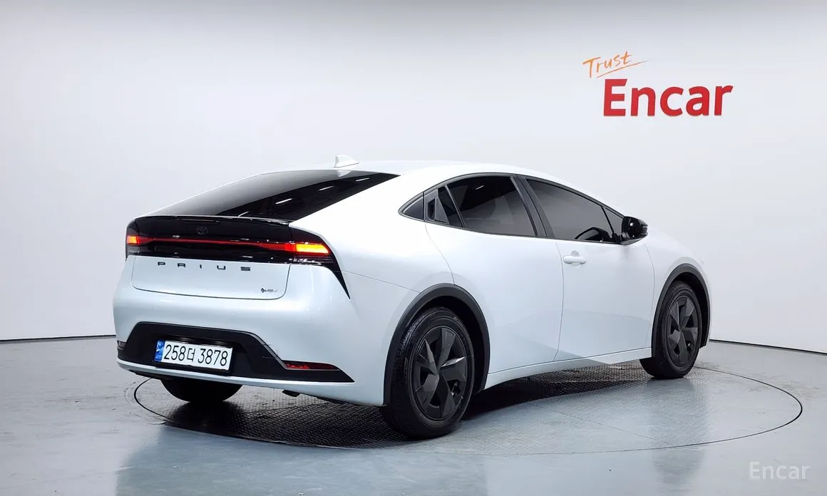 Фото 2 - Toyota Prius