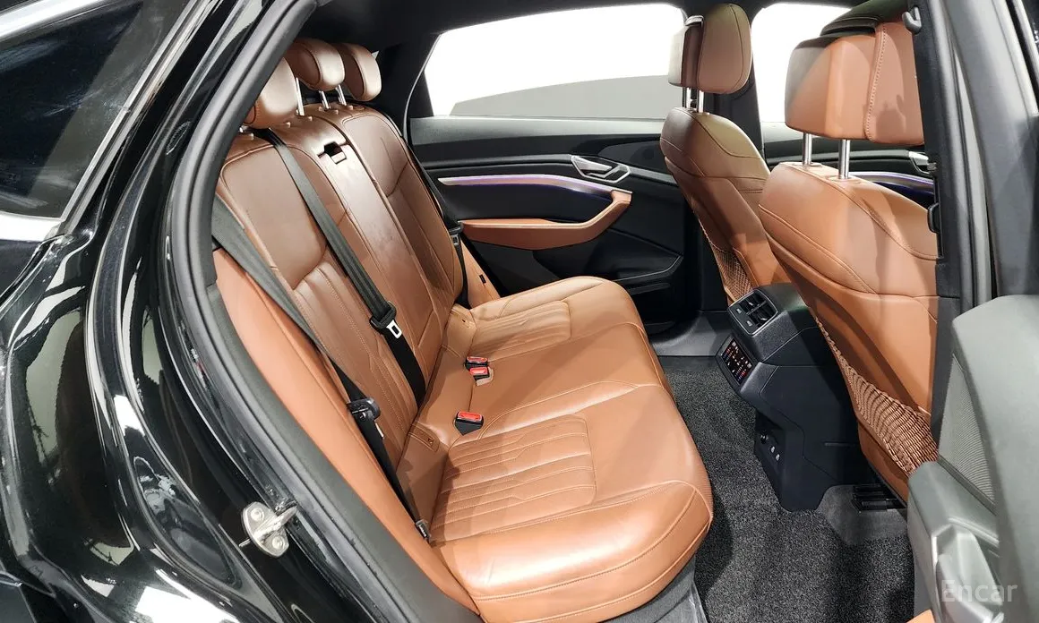 Фото 12 - Audi e-tron