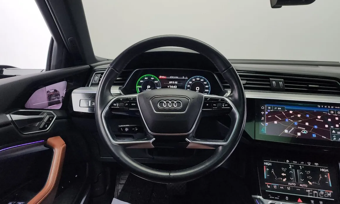 Фото 13 - Audi e-tron