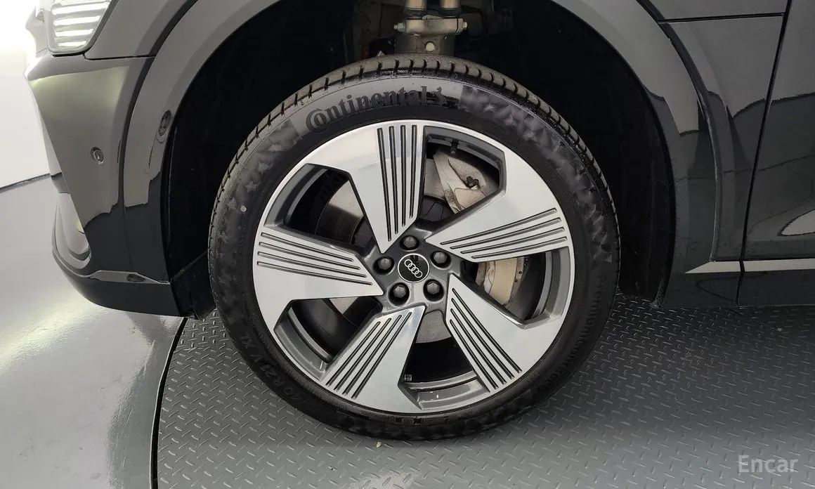 Фото 5 - Audi e-tron