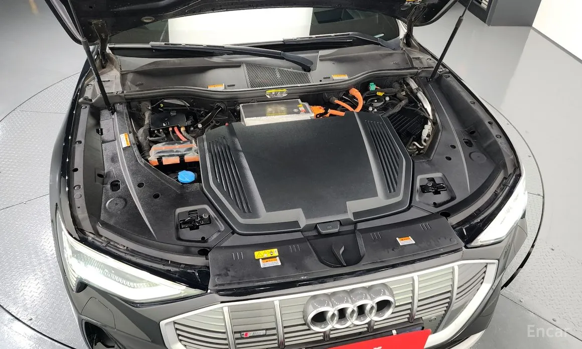 Фото 6 - Audi e-tron