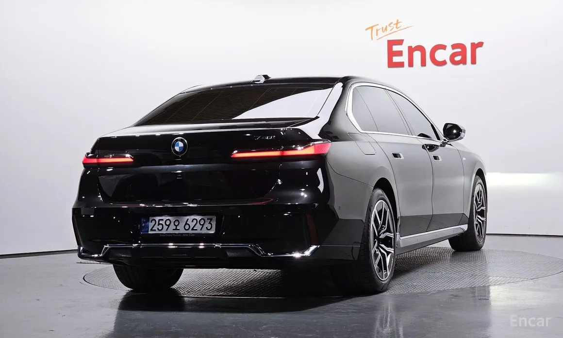 Фото 2 - BMW 7 Series