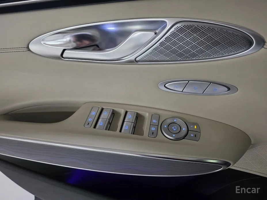 Photo 13 - Genesis GV70