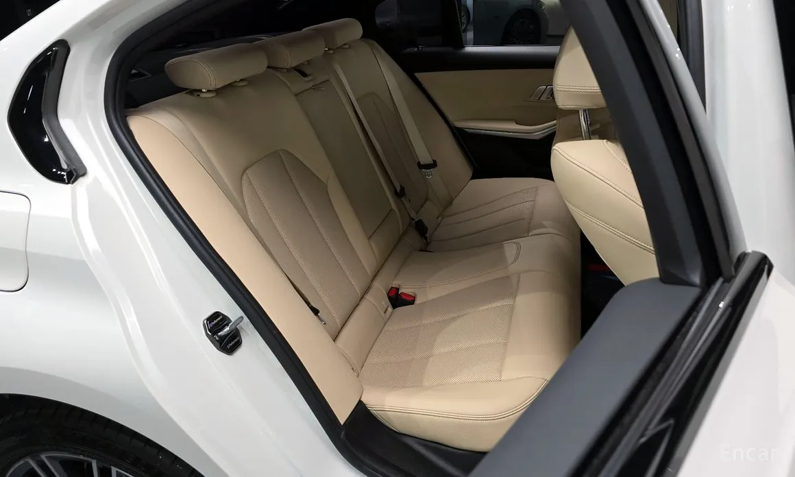 Photo 12 - BMW 3 Series