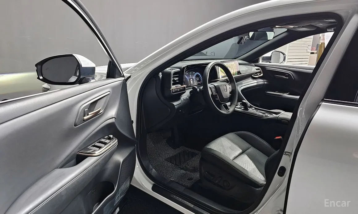 Фото 10 - Toyota Crown