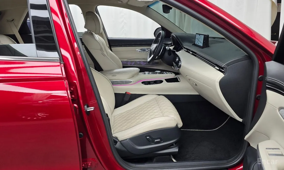 Photo 11 - Genesis GV70