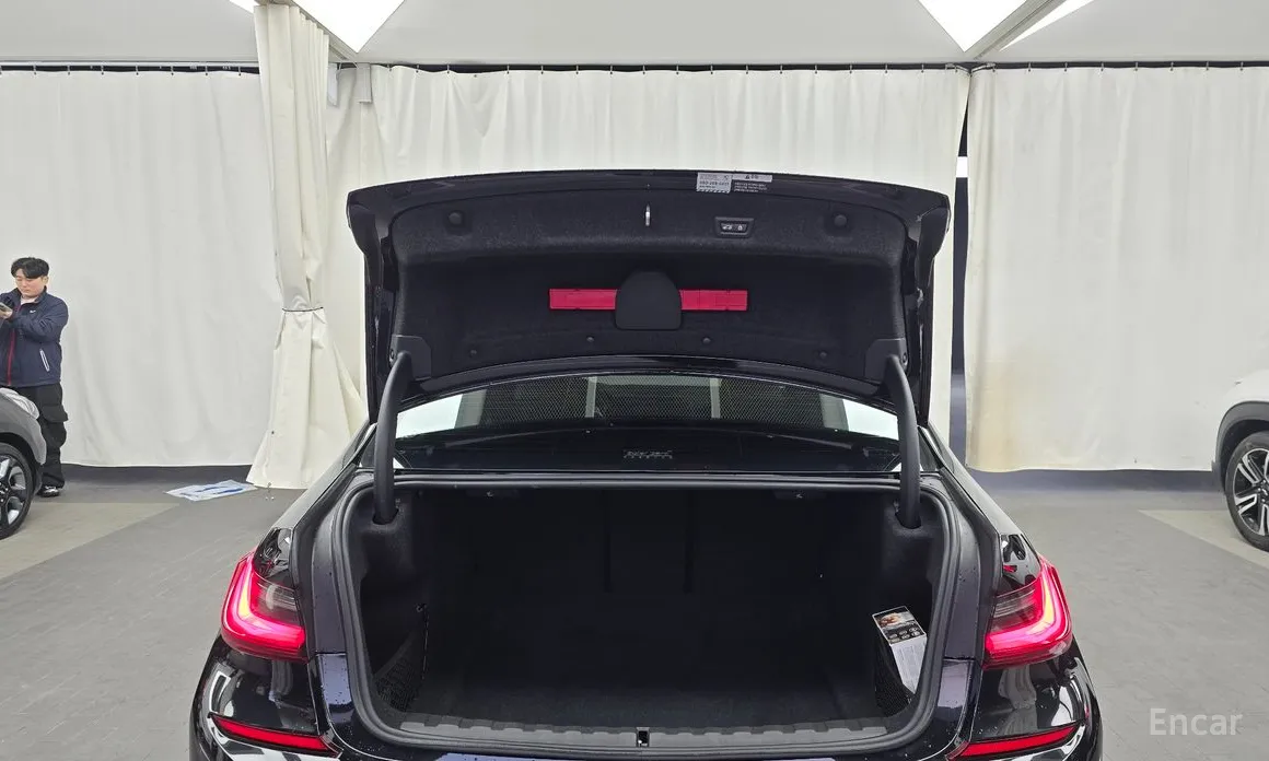 Photo 20 - BMW 3 Series