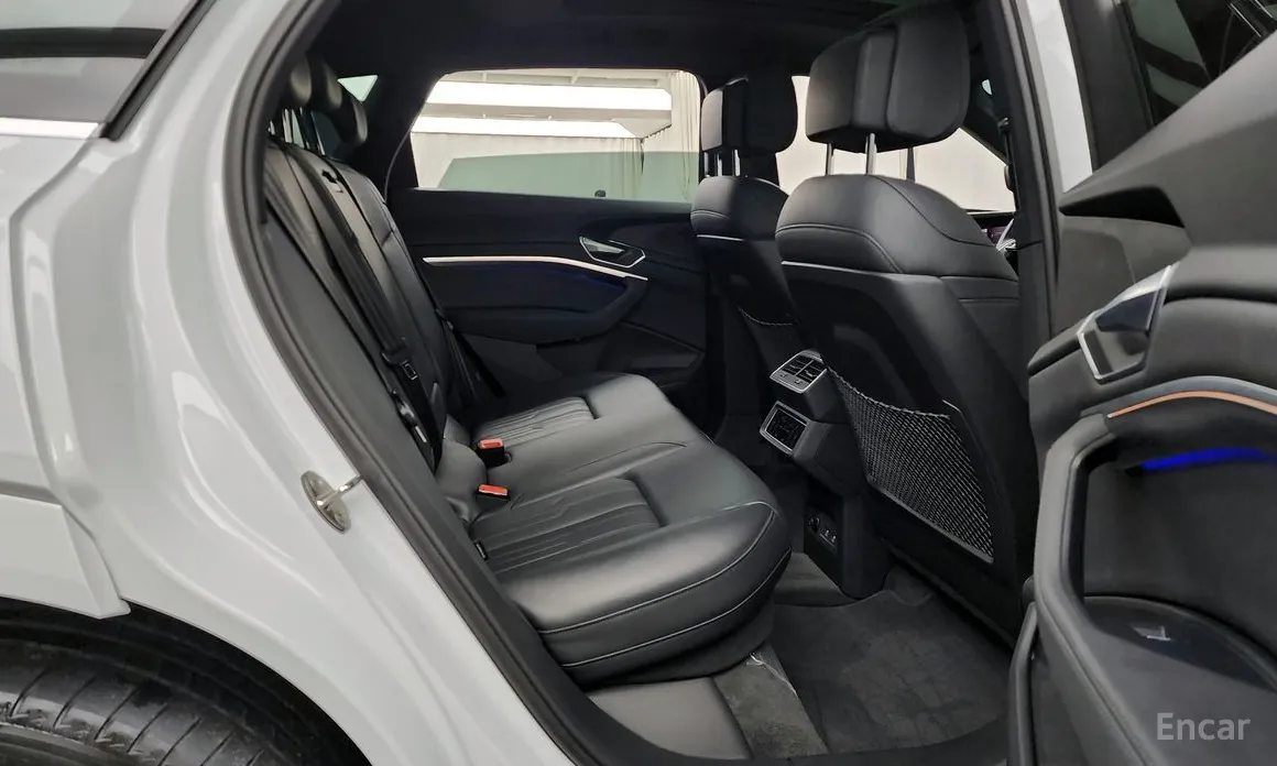 Фото 12 - Audi e-tron