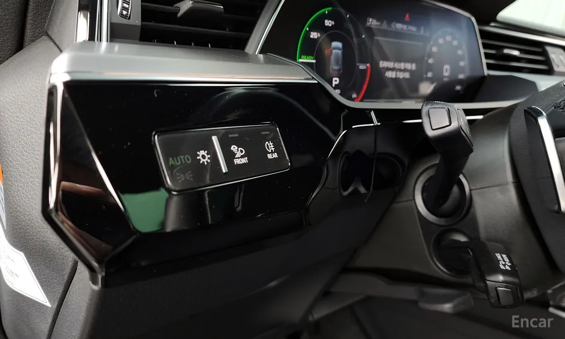 Фото 16 - Audi e-tron