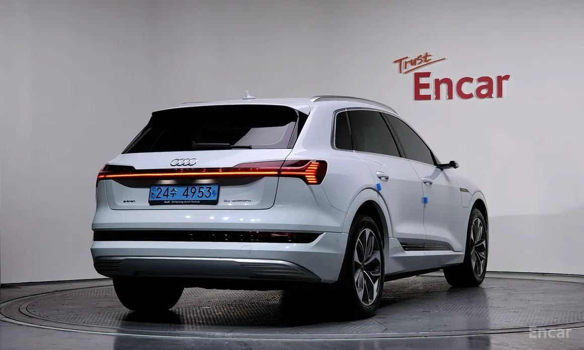 Фото 2 - Audi e-tron