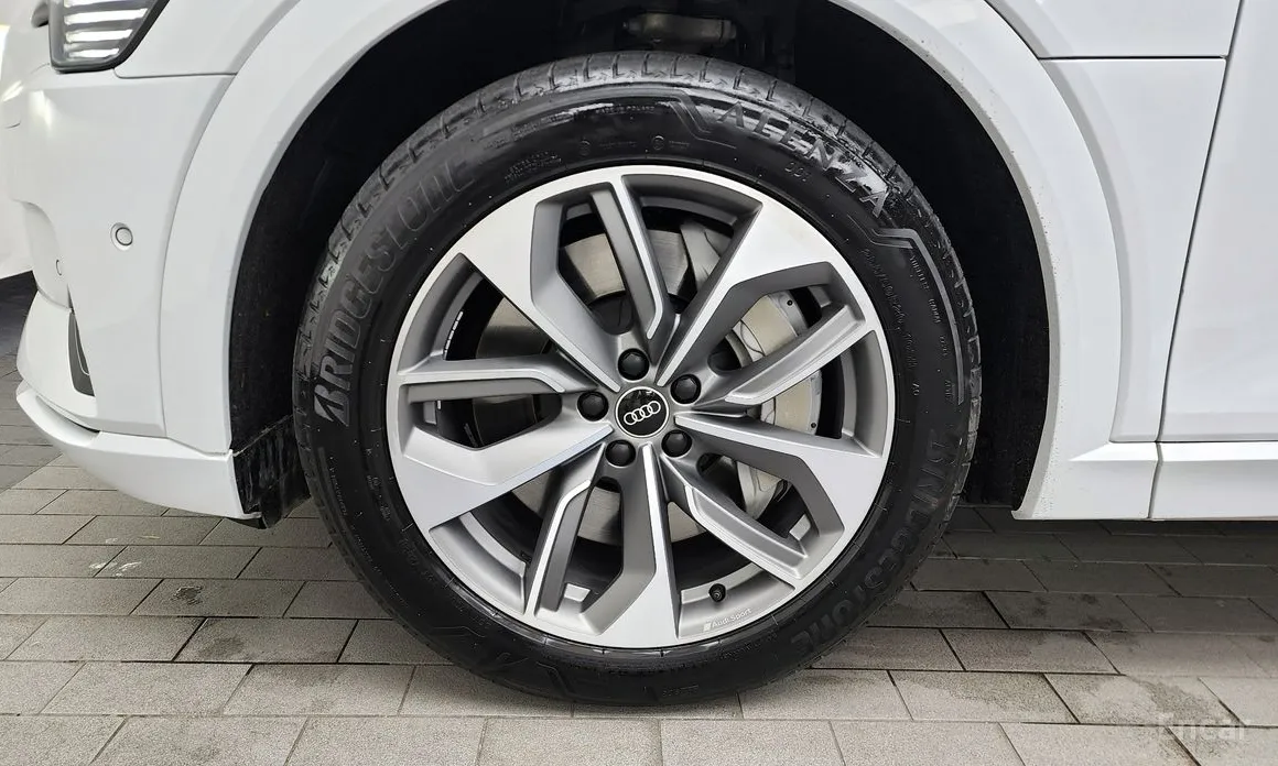 Фото 5 - Audi e-tron