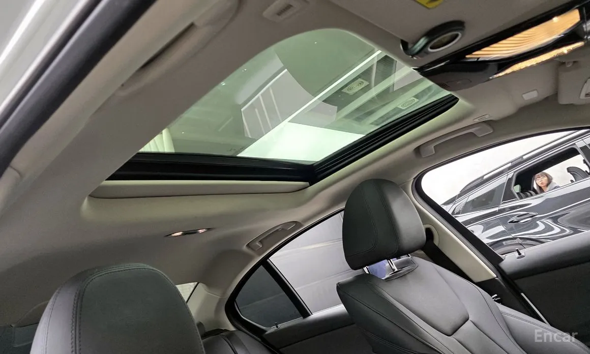 Photo 17 - BMW 3 Series