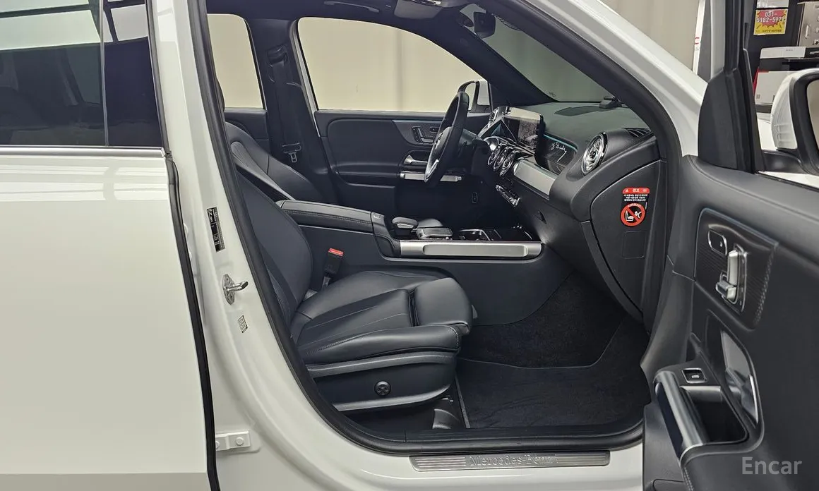 Photo 11 - Mercedes-Benz GLB-Class